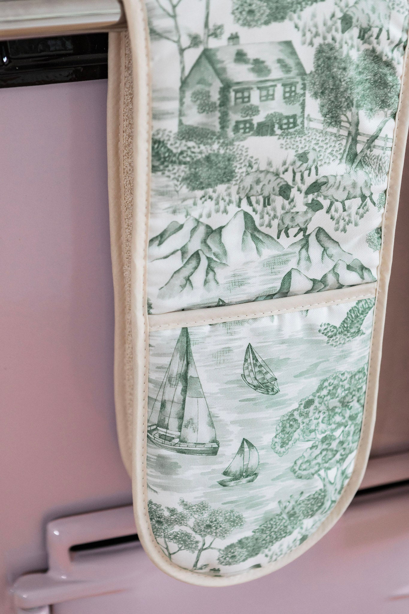 Lake District Toile Oven Glove