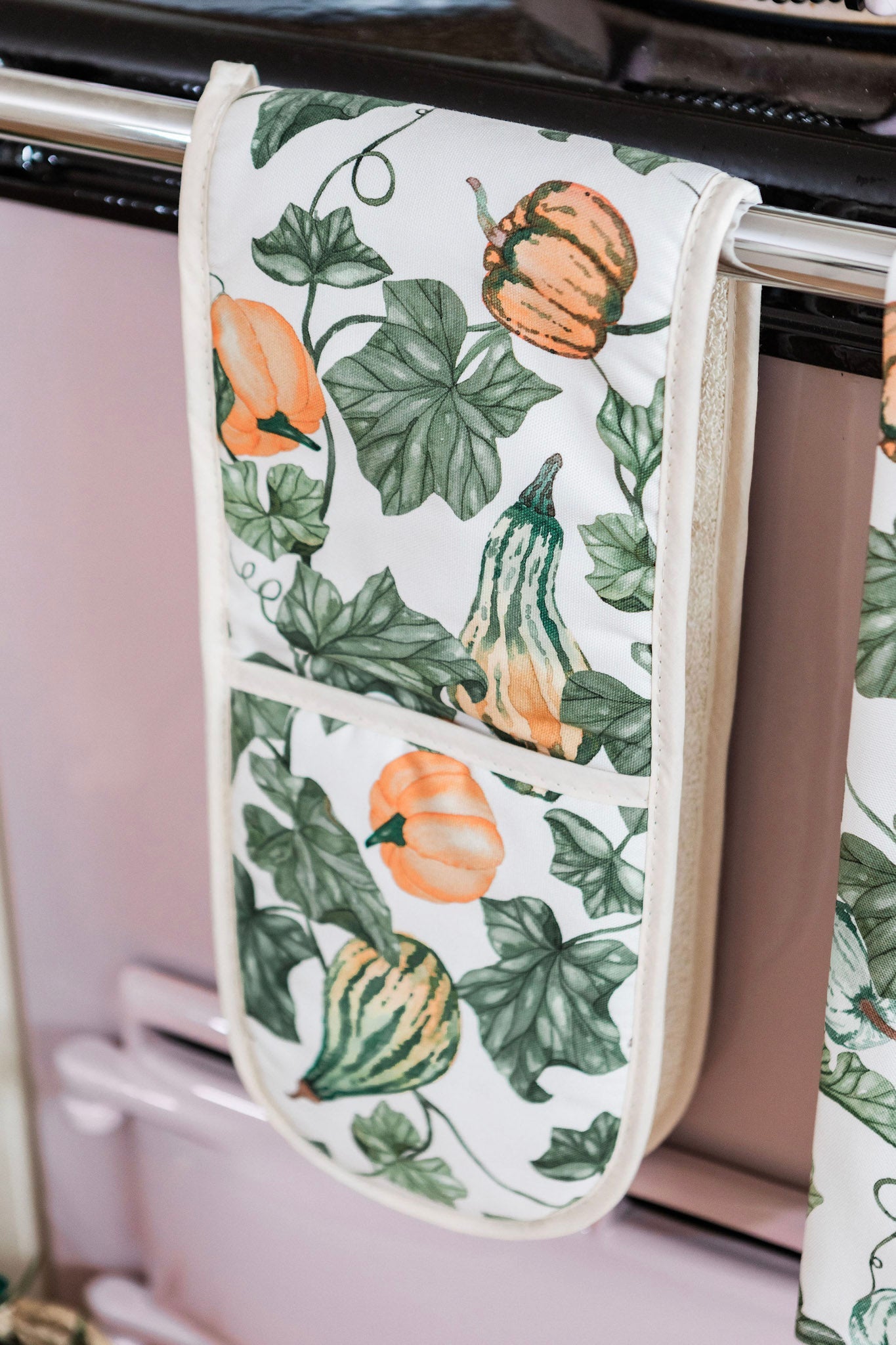 Fallen Gourds Oven Glove