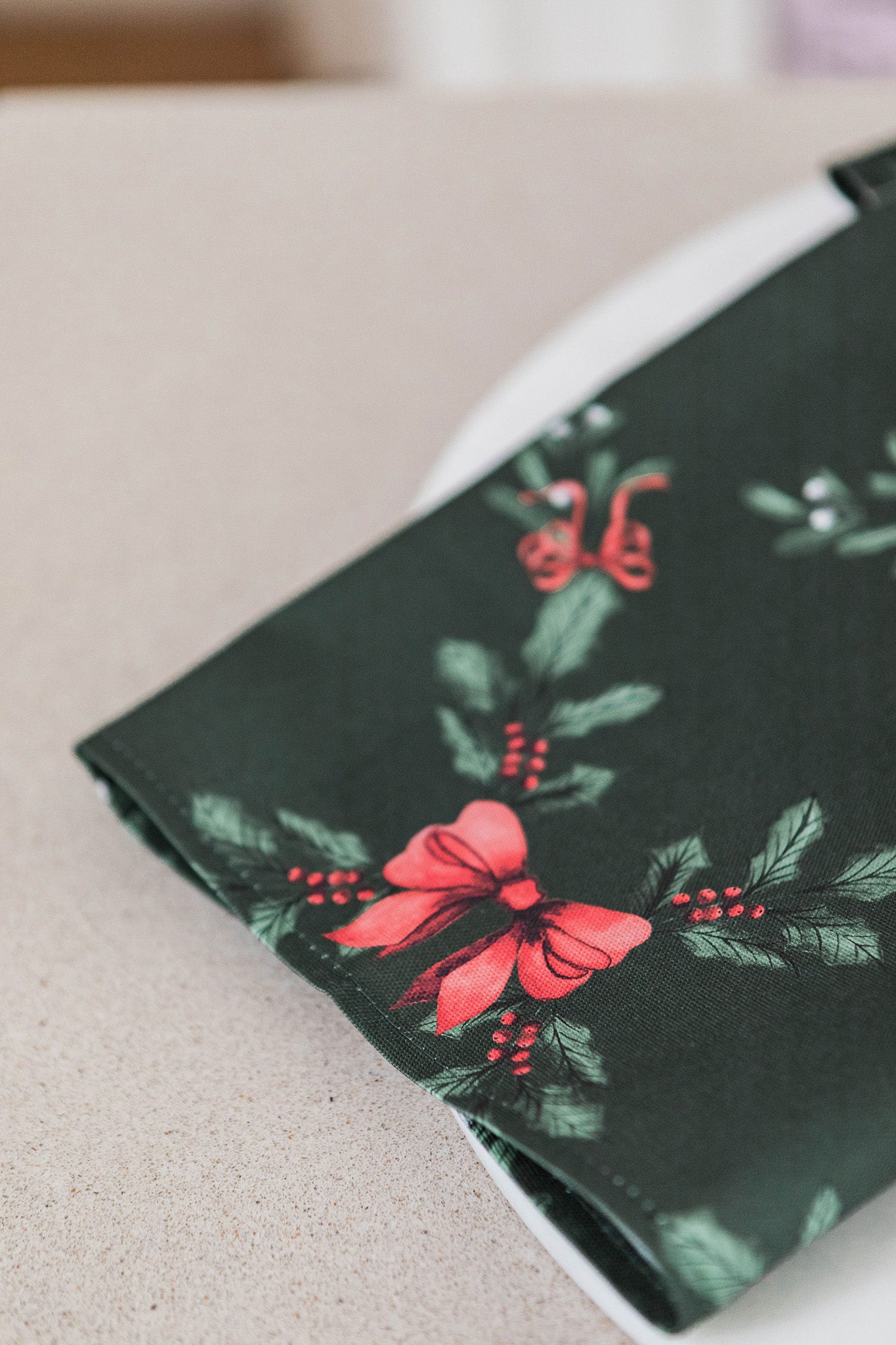 Green Garlands Oven Glove