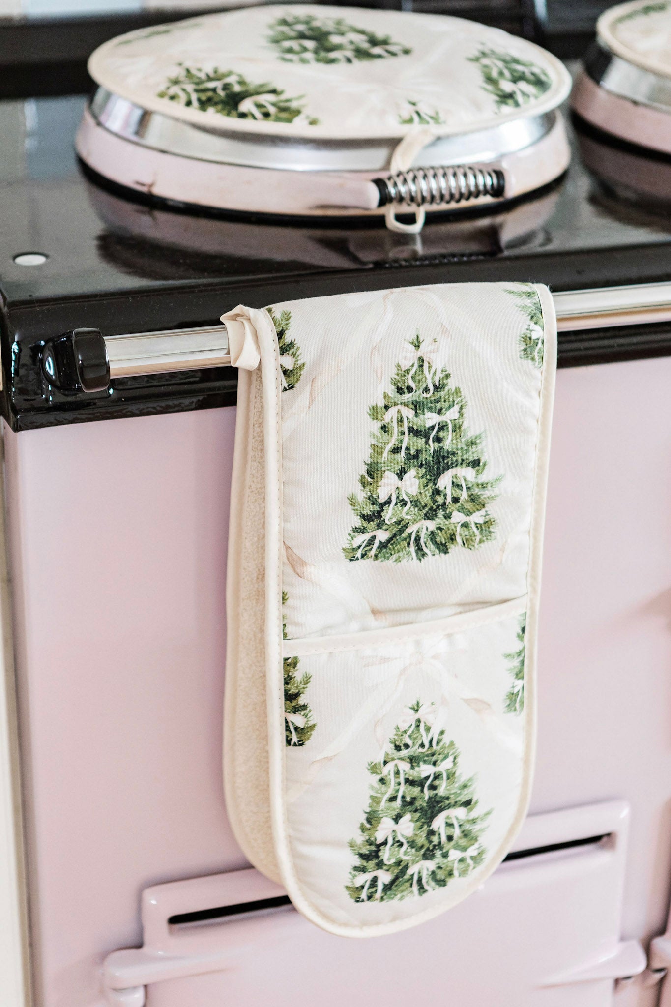 Forest of Cream Oven Glove - Despatching November