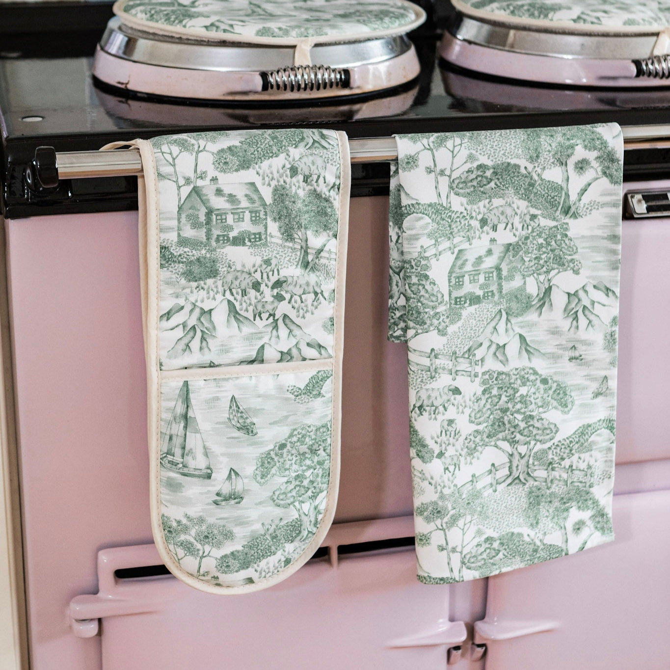 Lake District Toile Oven Glove