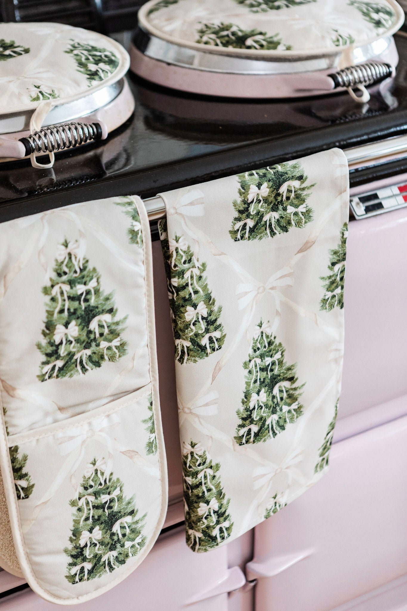 Forest of Cream Oven Glove - Despatching November