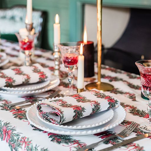 Sweeping Garlands Tablecloth
