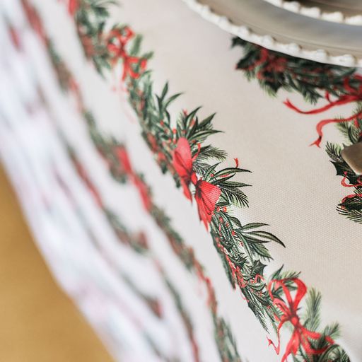 Sweeping Garlands Tablecloth
