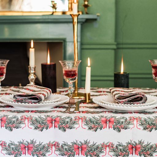 Sweeping Garlands Tablecloth