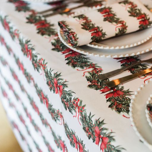 Sweeping Garlands Tablecloth