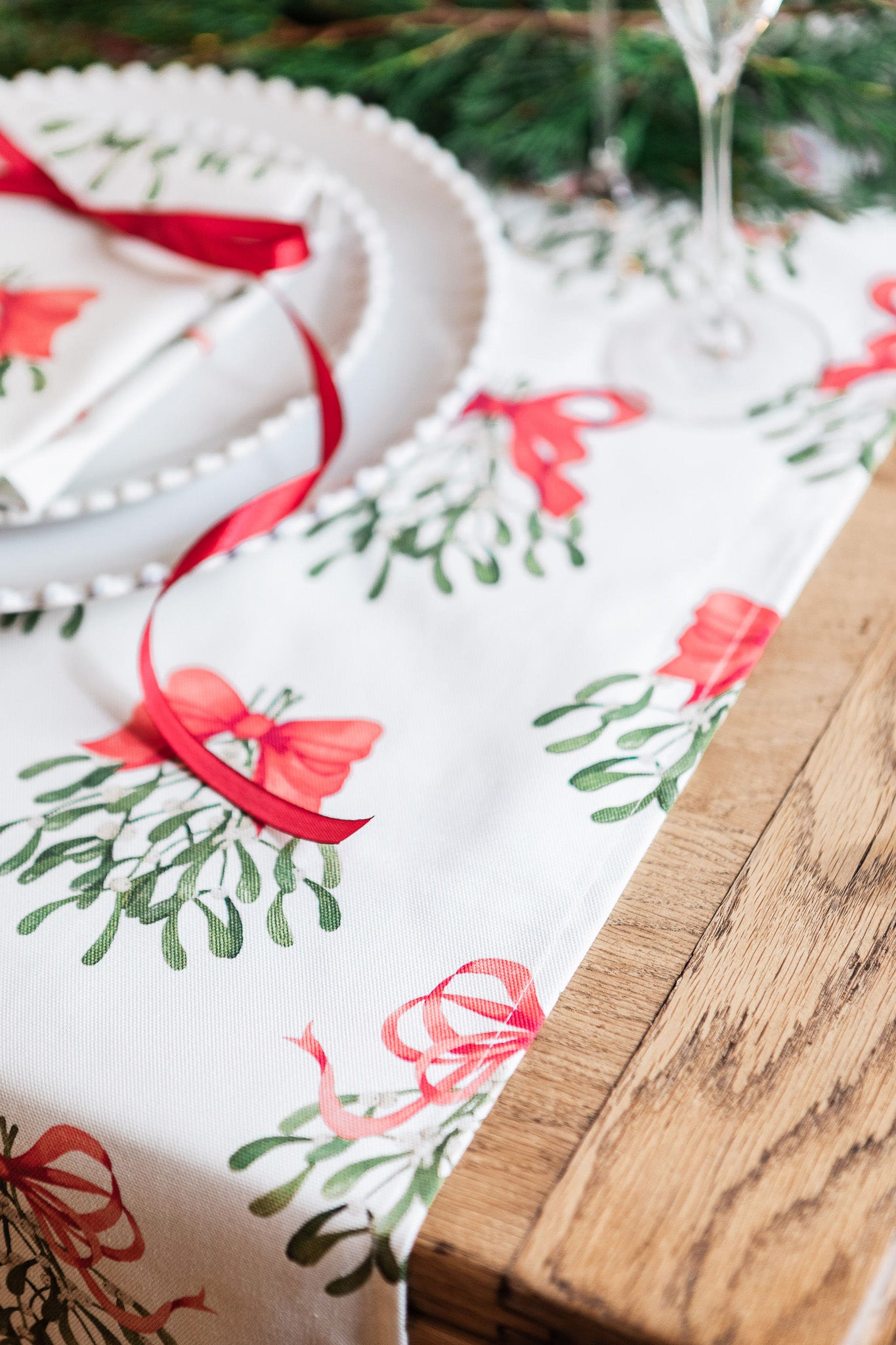Cream Bows Table Runner