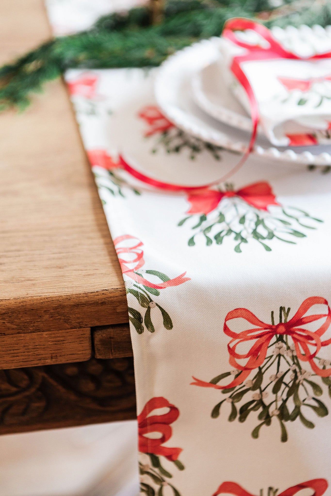 Cream Bows Table Runner