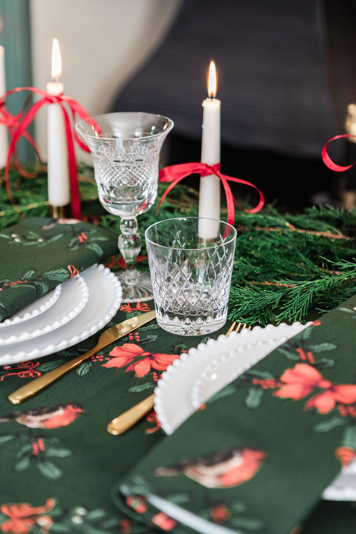 Green Garlands Tablecloth